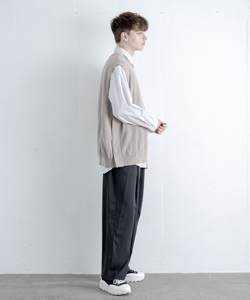 melt.（メルト）の「サイドスリットボタン リラックスニットベスト / side slit button relux KNIT VEST.（ベスト・メンズ・グレイッシュベージュ/グレイッシュブルー・SMALL/MEDIUM/LARGE）」の5枚目の写真