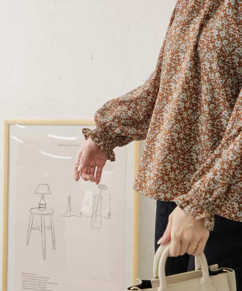 URBAN RESEARCH DOORS（アーバンリサーチドアーズ）の「フラワープリントシャーリングブラウス（シャツ/ブラウス・レディース・ブラウン/グリーン・ONE）」の4枚目の写真