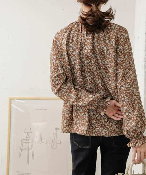 URBAN RESEARCH DOORS（アーバンリサーチドアーズ）の「フラワープリントシャーリングブラウス（シャツ/ブラウス・レディース・ブラウン/グリーン・ONE）」の8枚目の写真
