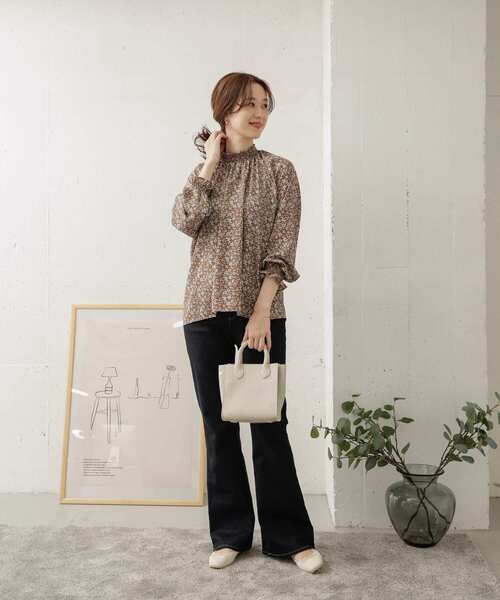 URBAN RESEARCH DOORS（アーバンリサーチドアーズ）の「フラワープリントシャーリングブラウス（シャツ/ブラウス・レディース・ブラウン/グリーン・ONE）」の5枚目の写真