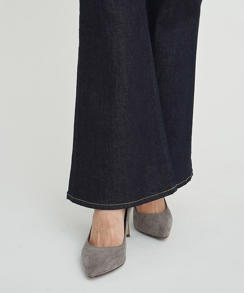 YANUK（ヤヌーク）の「【YANUK】ブーツカットデニムパンツ BOOTCUT JEANS（デニムパンツ・レディース・インディゴブルー・24inch/25inch/26inch/27inch/23inch/22inch/21inch）」の8枚目の写真