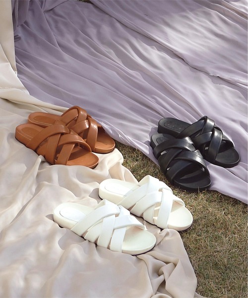 titivate（ティティベイト）の「フェイクレザーパデットサンダル（サンダル・レディース・ブラック/オフホワイト/キャメル・L/S/LL/M）」の2枚目の写真