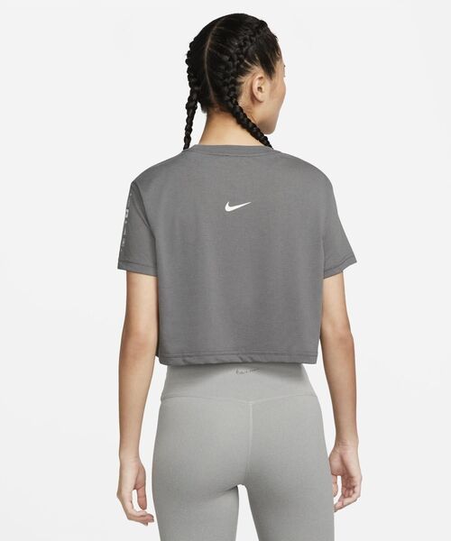 NIKE(ナイキ)の「ナイキ Dri-FIT ウィメンズ クロップド Tシャツ / Nike Dri-FIT Women's Cropped T-Shirt<XS-XL 展開>(Tシャツ/カットソー・レディース・グレー系その他/オリーブ系・M/S/XL/L/XS)」の3枚目の写真