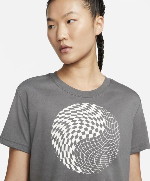 NIKE(ナイキ)の「ナイキ Dri-FIT ウィメンズ クロップド Tシャツ / Nike Dri-FIT Women's Cropped T-Shirt<XS-XL 展開>(Tシャツ/カットソー・レディース・グレー系その他/オリーブ系・M/S/XL/L/XS)」の4枚目の写真