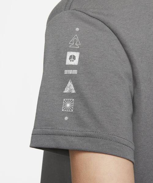 NIKE(ナイキ)の「ナイキ Dri-FIT ウィメンズ クロップド Tシャツ / Nike Dri-FIT Women's Cropped T-Shirt<XS-XL 展開>(Tシャツ/カットソー・レディース・グレー系その他/オリーブ系・M/S/XL/L/XS)」の5枚目の写真