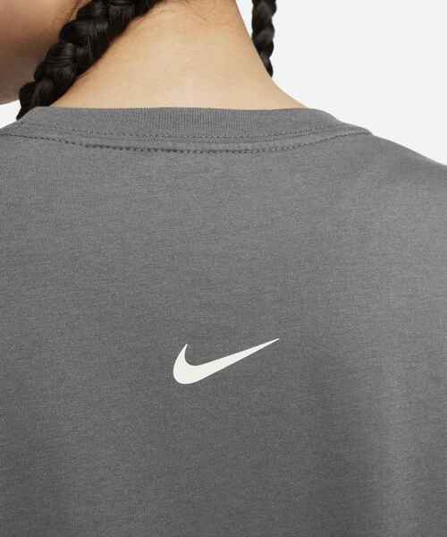 NIKE(ナイキ)の「ナイキ Dri-FIT ウィメンズ クロップド Tシャツ / Nike Dri-FIT Women's Cropped T-Shirt<XS-XL 展開>(Tシャツ/カットソー・レディース・グレー系その他/オリーブ系・M/S/XL/L/XS)」の6枚目の写真