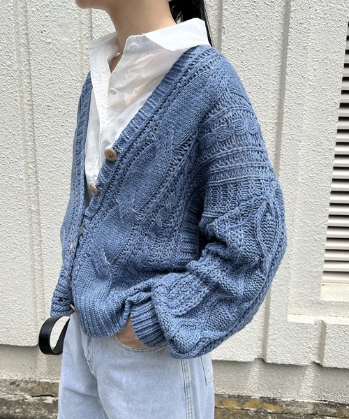 Jewelobe(ジュエローブ)の「Vネックケーブルニットショートカーディガン(カーディガン/ボレロ・レディース・パープル/ブルー/アイボリー/モカ・FREE)」の4枚目の写真