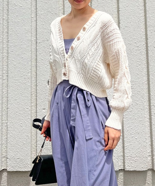 Jewelobe(ジュエローブ)の「Vネックケーブルニットショートカーディガン(カーディガン/ボレロ・レディース・パープル/ブルー/アイボリー/モカ・FREE)」の2枚目の写真