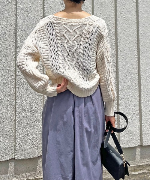 Jewelobe(ジュエローブ)の「Vネックケーブルニットショートカーディガン(カーディガン/ボレロ・レディース・パープル/ブルー/アイボリー/モカ・FREE)」の10枚目の写真