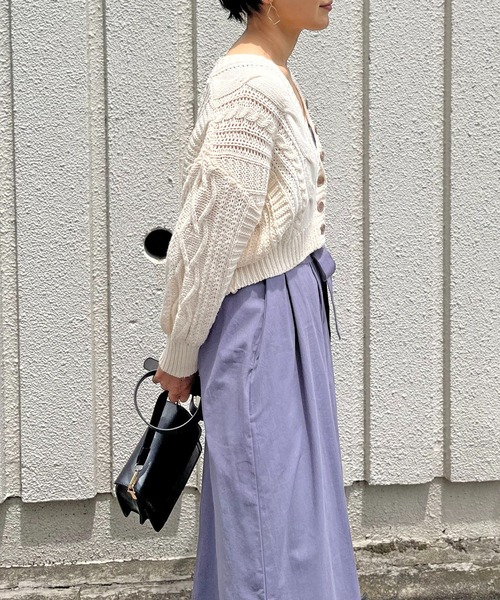 Jewelobe(ジュエローブ)の「Vネックケーブルニットショートカーディガン(カーディガン/ボレロ・レディース・パープル/ブルー/アイボリー/モカ・FREE)」の11枚目の写真