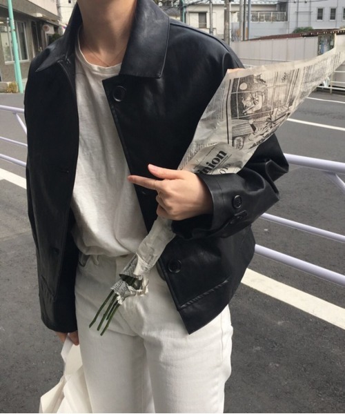 by muni:r(バイ ムニール)の「クラシックカジュアルカラーレザージャケット(テーラードジャケット・レディース・ブラック/ライトベージュ・FREE)」の4枚目の写真