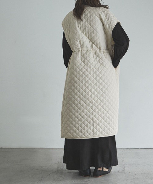 etoll.（エトル）の「ライトキルティングロングジレ（ノーカラーコート・レディース・アイボリー/ブラック/カーキ・FREE）」の16枚目の写真