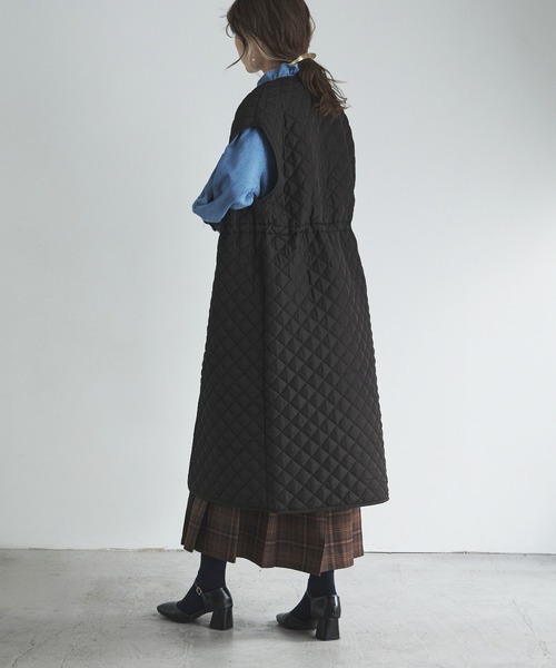 etoll.（エトル）の「ライトキルティングロングジレ（ノーカラーコート・レディース・アイボリー/ブラック/カーキ・FREE）」の6枚目の写真