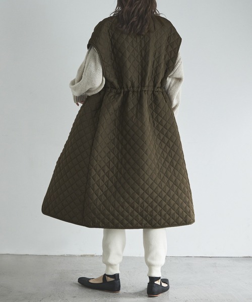 etoll.（エトル）の「ライトキルティングロングジレ（ノーカラーコート・レディース・アイボリー/ブラック/カーキ・FREE）」の22枚目の写真