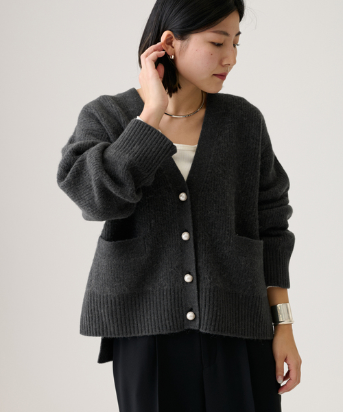 journal standard L'essage(ジャーナルスタンダードレサージュ)の「パールボタンカーディガン(カーディガン/ボレロ・レディース・ベージュ/チャコールグレー・FREE)」の2枚目の写真