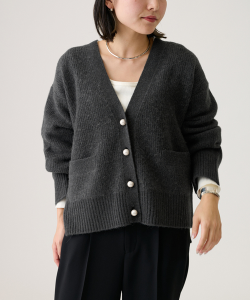 journal standard L'essage(ジャーナルスタンダードレサージュ)の「パールボタンカーディガン(カーディガン/ボレロ・レディース・ベージュ/チャコールグレー・FREE)」の7枚目の写真