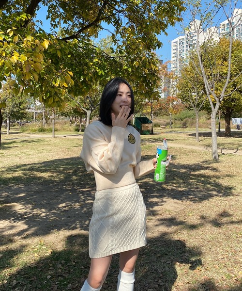by muni:r(バイ ムニール)の「ワッペン刺繍Vネックニット(ニット/セーター・レディース・レッド/ネイビー/ブルー/クリーム・FREE)」の5枚目の写真