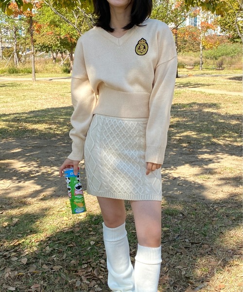 by muni:r(バイ ムニール)の「ワッペン刺繍Vネックニット(ニット/セーター・レディース・レッド/ネイビー/ブルー/クリーム・FREE)」の7枚目の写真
