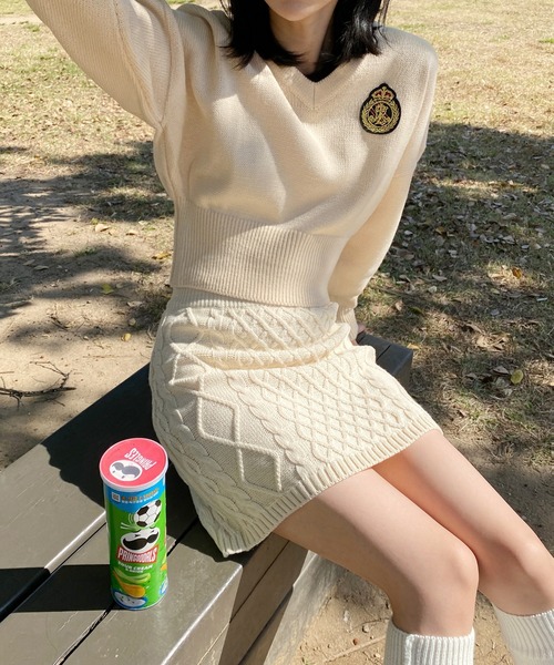 by muni:r(バイ ムニール)の「ワッペン刺繍Vネックニット(ニット/セーター・レディース・レッド/ネイビー/ブルー/クリーム・FREE)」の12枚目の写真