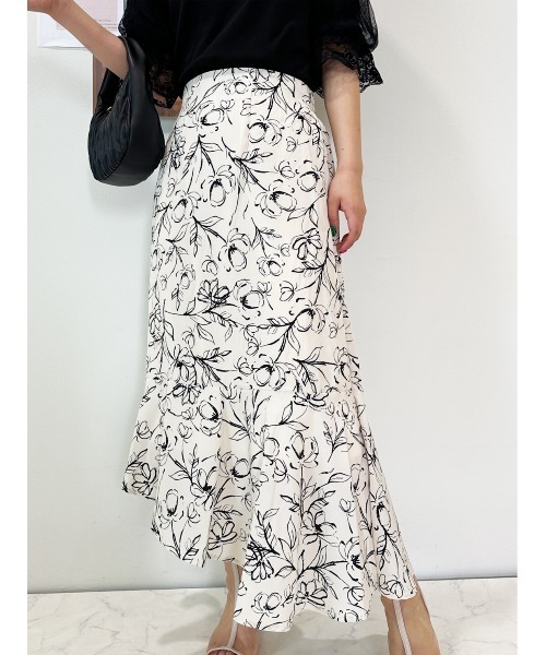 CECIL McBEE(セシルマクビー)の「フラワープリントアシンメトリーマーメイドスカート(スカート・レディース・ブラック/アイボリー/ベージュ・MEDIUM)」の1枚目の写真