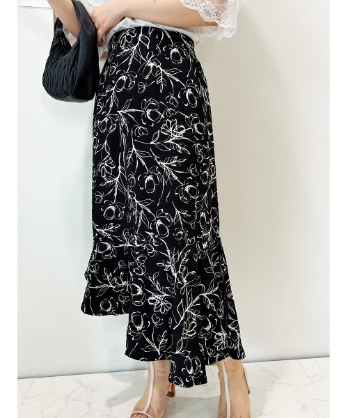 CECIL McBEE(セシルマクビー)の「フラワープリントアシンメトリーマーメイドスカート(スカート・レディース・ブラック/アイボリー/ベージュ・MEDIUM)」の2枚目の写真