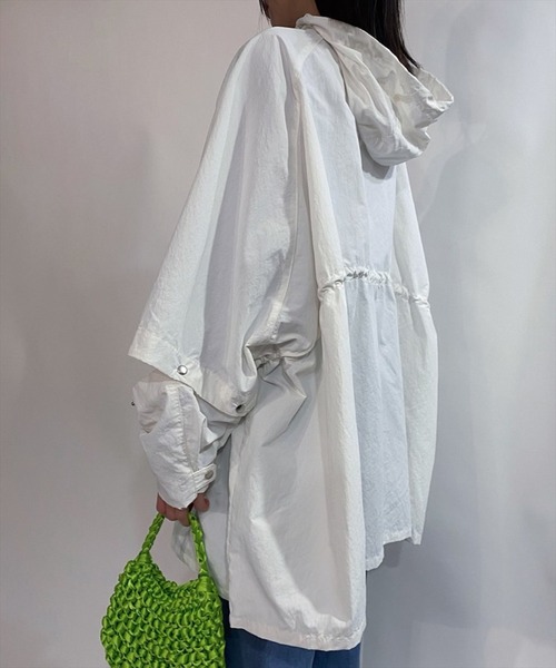 REDYAZEL（レディアゼル）の「スタンドフード2WAYポンチョブルゾン（ブルゾン・レディース・オフホワイト/ブラック・FREE）」の8枚目の写真