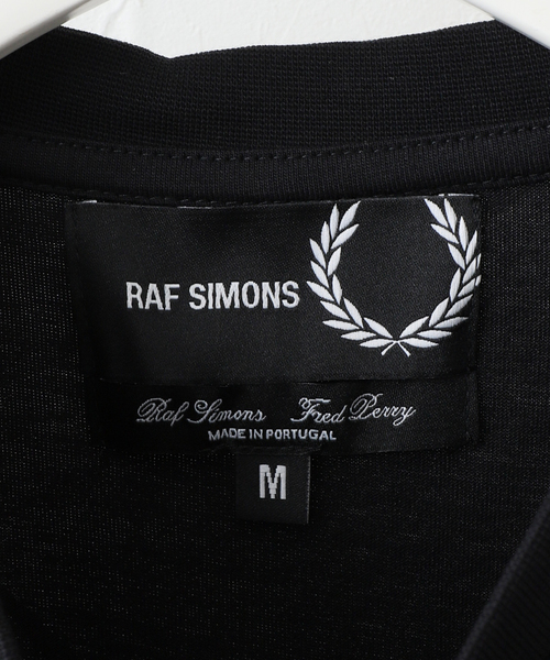 FRED PERRY×RAF SIMONS(フレッドペリーラフシモンズ)の「【RAFSIMONS × FREDPERRY】 PRINTED T-SH(Tシャツ/カットソー・メンズ・ブラック・SMALL/MEDIUM)」の10枚目の写真