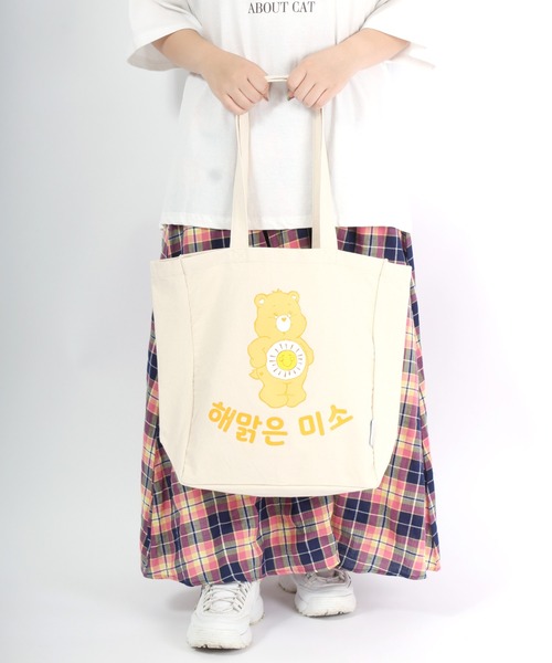 Salong hameu（サロン ハミュー）の「Care Bears（ケアベア）キャラクター×ハングルロゴプリント キャンバストートバッグ（トートバッグ・レディース・ホワイト×ブラウン/ホワイト×イエロー/ホワイト×ピンク/ホワイト×パープル/ホワイト×グリーン/ホワイト×ブルー・FREE）」の16枚目の写真