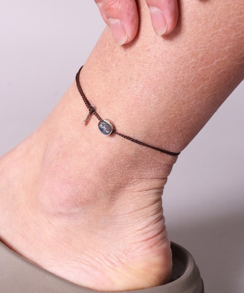 BAYBLO（ベイブロ）の「(BB)【ユニセックス】アクリルコード 編み込み メッセージ アンクレット（アンクレット・メンズ・ブラック/グリーン/グレー/オレンジ/レッド/ブラウン/ネイビー・FREE）」の4枚目の写真