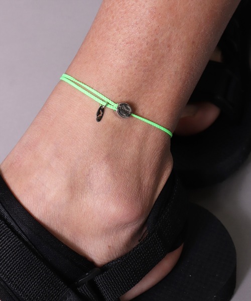 BAYBLO（ベイブロ）の「(BB)【ユニセックス】アクリルコード 編み込み メッセージ アンクレット（アンクレット・メンズ・ブラック/グリーン/グレー/オレンジ/レッド/ブラウン/ネイビー・FREE）」の5枚目の写真