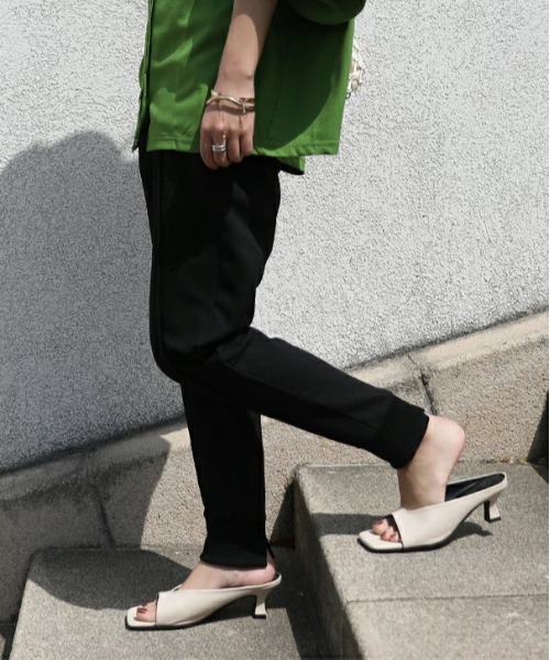 and it_（アンドイット）の「THE5 スクエアオープントゥヒールサンダル（サンダル・レディース・ブラック/ベージュ/グリーン・LL/S/L/M）」の4枚目の写真
