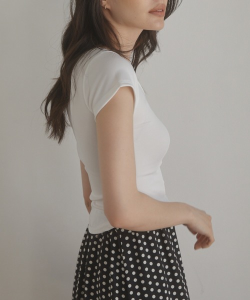ACYM（アシーム）の「Round cut mini Tシャツ（Tシャツ/カットソー・レディース・ホワイト/ベージュ/ブラック・FREE）」の5枚目の写真