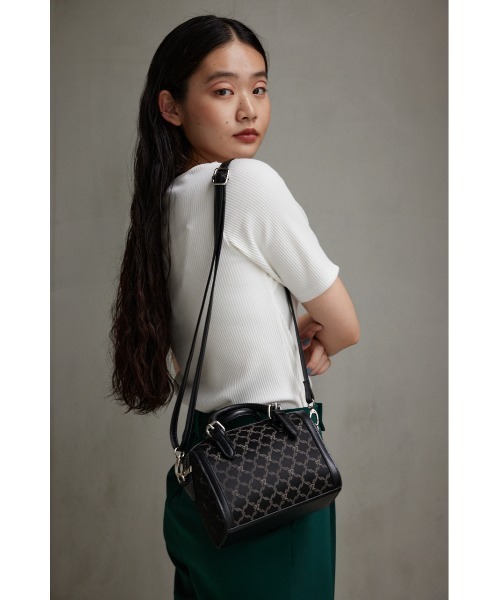AZUL by moussy（アズールバイマウジー）の「モノグラム柄ボストンバッグ（ハンドバッグ・レディース・ブラック/アイボリー/ブラウン・FREE）」の2枚目の写真