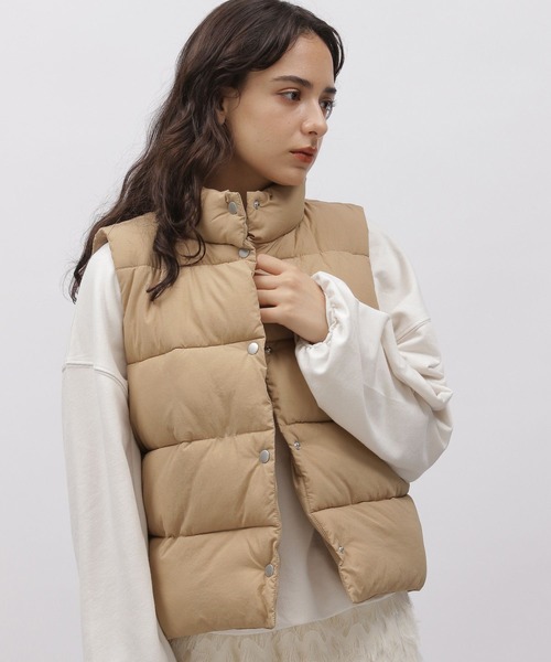 LAKOLE（ラコレ）の「ショートパファーベスト / 966825（ダウンベスト・レディース・ネイビー/ベージュ/ブラウン・SMALL/MEDIUM）」の3枚目の写真