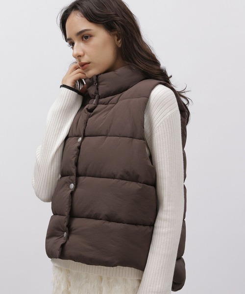 LAKOLE（ラコレ）の「ショートパファーベスト / 966825（ダウンベスト・レディース・ネイビー/ベージュ/ブラウン・SMALL/MEDIUM）」の2枚目の写真