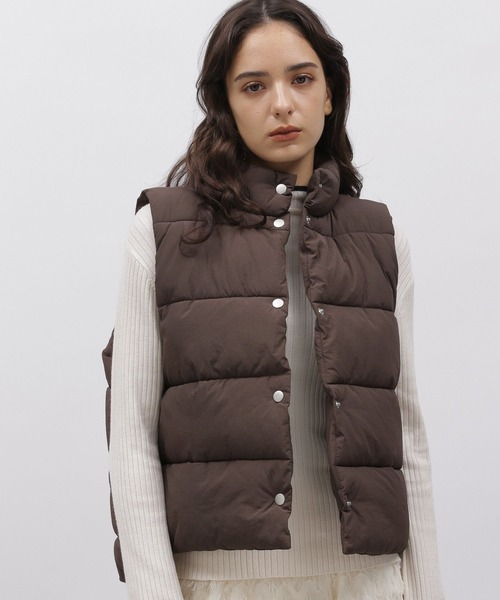 LAKOLE（ラコレ）の「ショートパファーベスト / 966825（ダウンベスト・レディース・ネイビー/ベージュ/ブラウン・SMALL/MEDIUM）」の6枚目の写真