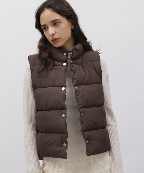 LAKOLE（ラコレ）の「ショートパファーベスト / 966825（ダウンベスト・レディース・ネイビー/ベージュ/ブラウン・SMALL/MEDIUM）」の7枚目の写真