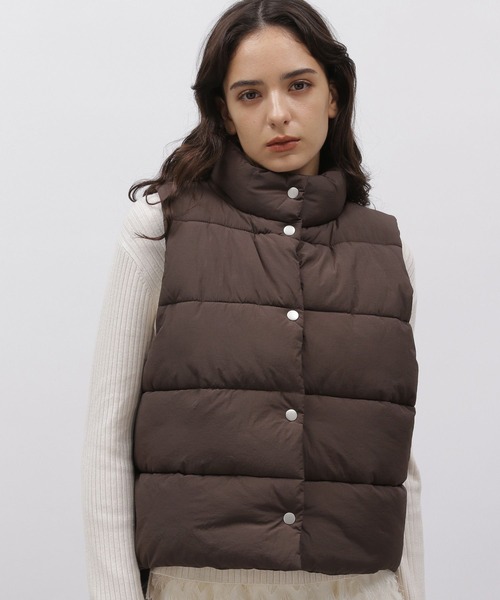 LAKOLE（ラコレ）の「ショートパファーベスト / 966825（ダウンベスト・レディース・ネイビー/ベージュ/ブラウン・SMALL/MEDIUM）」の8枚目の写真