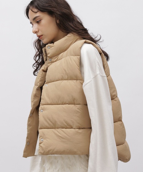 LAKOLE（ラコレ）の「ショートパファーベスト / 966825（ダウンベスト・レディース・ネイビー/ベージュ/ブラウン・SMALL/MEDIUM）」の11枚目の写真