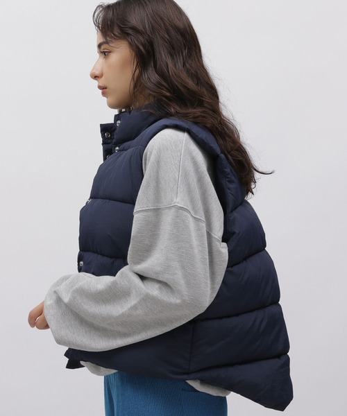 LAKOLE（ラコレ）の「ショートパファーベスト / 966825（ダウンベスト・レディース・ネイビー/ベージュ/ブラウン・SMALL/MEDIUM）」の17枚目の写真