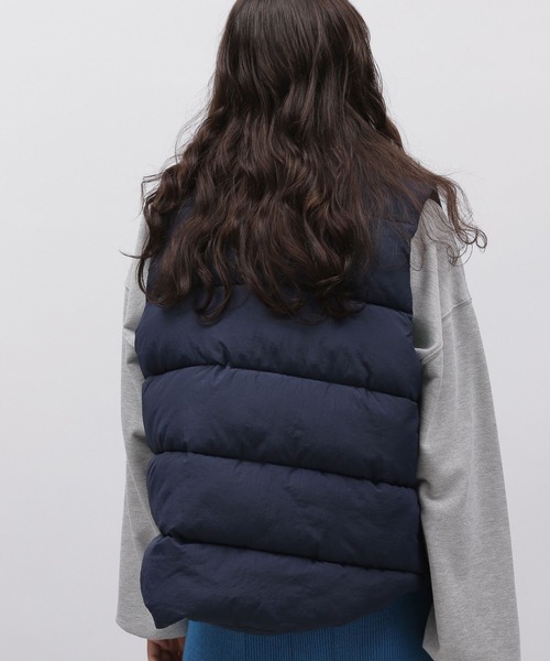 LAKOLE（ラコレ）の「ショートパファーベスト / 966825（ダウンベスト・レディース・ネイビー/ベージュ/ブラウン・SMALL/MEDIUM）」の18枚目の写真