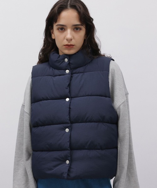 LAKOLE（ラコレ）の「ショートパファーベスト / 966825（ダウンベスト・レディース・ネイビー/ベージュ/ブラウン・SMALL/MEDIUM）」の19枚目の写真