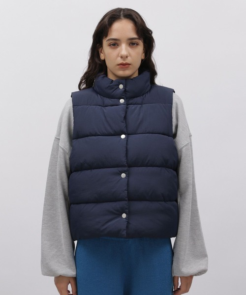 LAKOLE（ラコレ）の「ショートパファーベスト / 966825（ダウンベスト・レディース・ネイビー/ベージュ/ブラウン・SMALL/MEDIUM）」の20枚目の写真