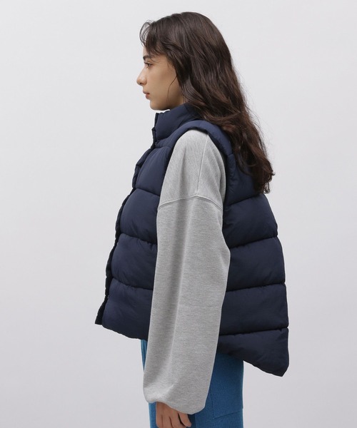 LAKOLE（ラコレ）の「ショートパファーベスト / 966825（ダウンベスト・レディース・ネイビー/ベージュ/ブラウン・SMALL/MEDIUM）」の21枚目の写真