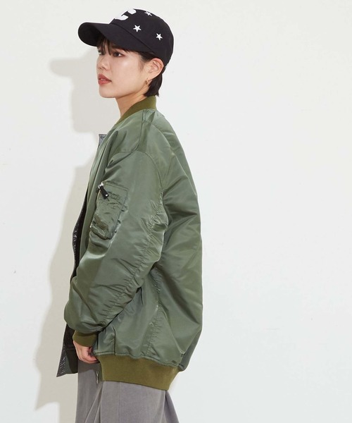 CONVERSE TOKYO(コンバーストウキョウ)の「OVERSIZE MA-1 FLIGHT JACKET(MA-1・レディース・ブラック/ボルドー・FREE)」の4枚目の写真