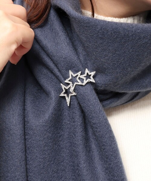 NOLLEY’S Sophi(ノーリーズソフィ)の「トリオキラスターブローチ(ブローチ/コサージュ・レディース・ゴールド/シルバー・FREE)」の2枚目の写真