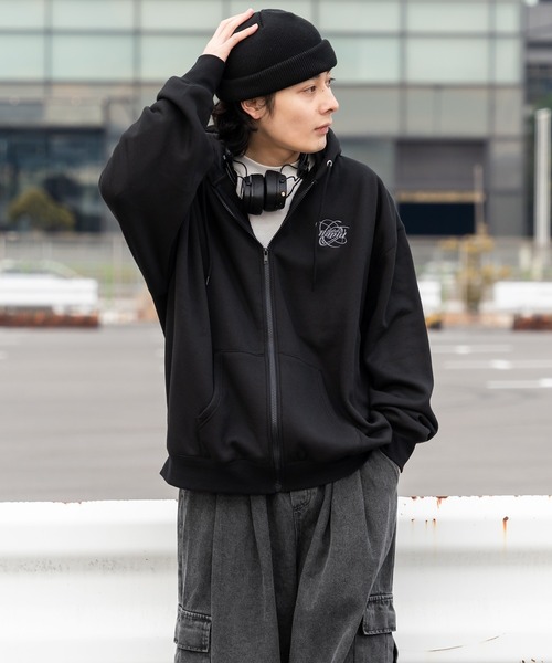 kutir（クティール）の「ビックシルエットアソートグラフィックジップ