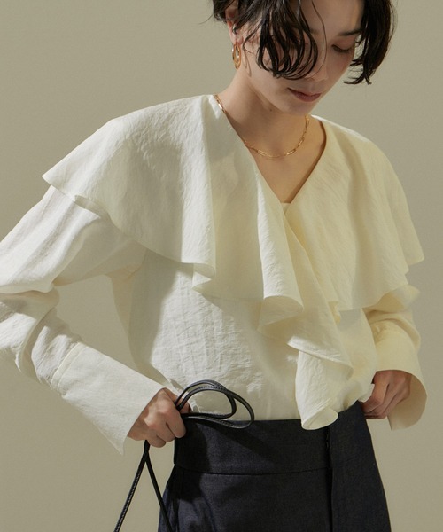 SALON adam et rope'（サロン アダム エ ロペ）の「[24SS]フリルカラーブラウス/ラッフルカラー（シャツ/ブラウス・レディース・ブラック/ベージュ/オフホワイト・FREE）」の2枚目の写真