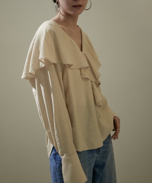 SALON adam et rope'（サロン アダム エ ロペ）の「[24SS]フリルカラーブラウス/ラッフルカラー（シャツ/ブラウス・レディース・ブラック/ベージュ/オフホワイト・FREE）」の4枚目の写真