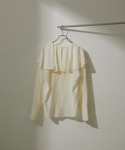SALON adam et rope'（サロン アダム エ ロペ）の「[24SS]フリルカラーブラウス/ラッフルカラー（シャツ/ブラウス・レディース・ブラック/ベージュ/オフホワイト・FREE）」の5枚目の写真